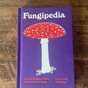 Fungipedia by Lawrence Millman